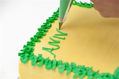 Come scrivere sulla torta: idee per decorazioni.